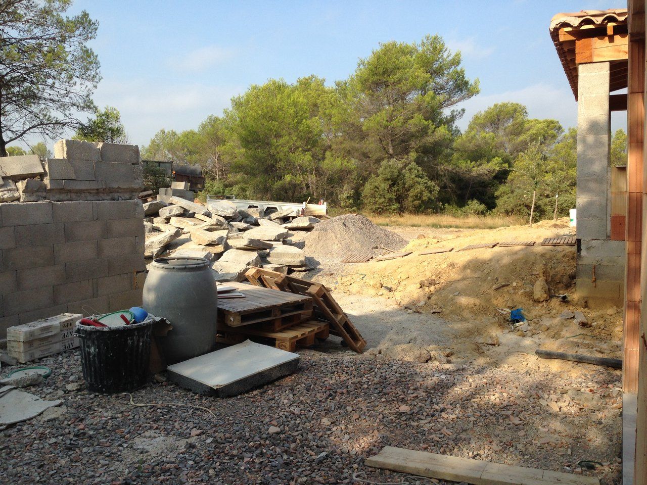 Blocs de pierre stockés sur un chantier d’enrochement