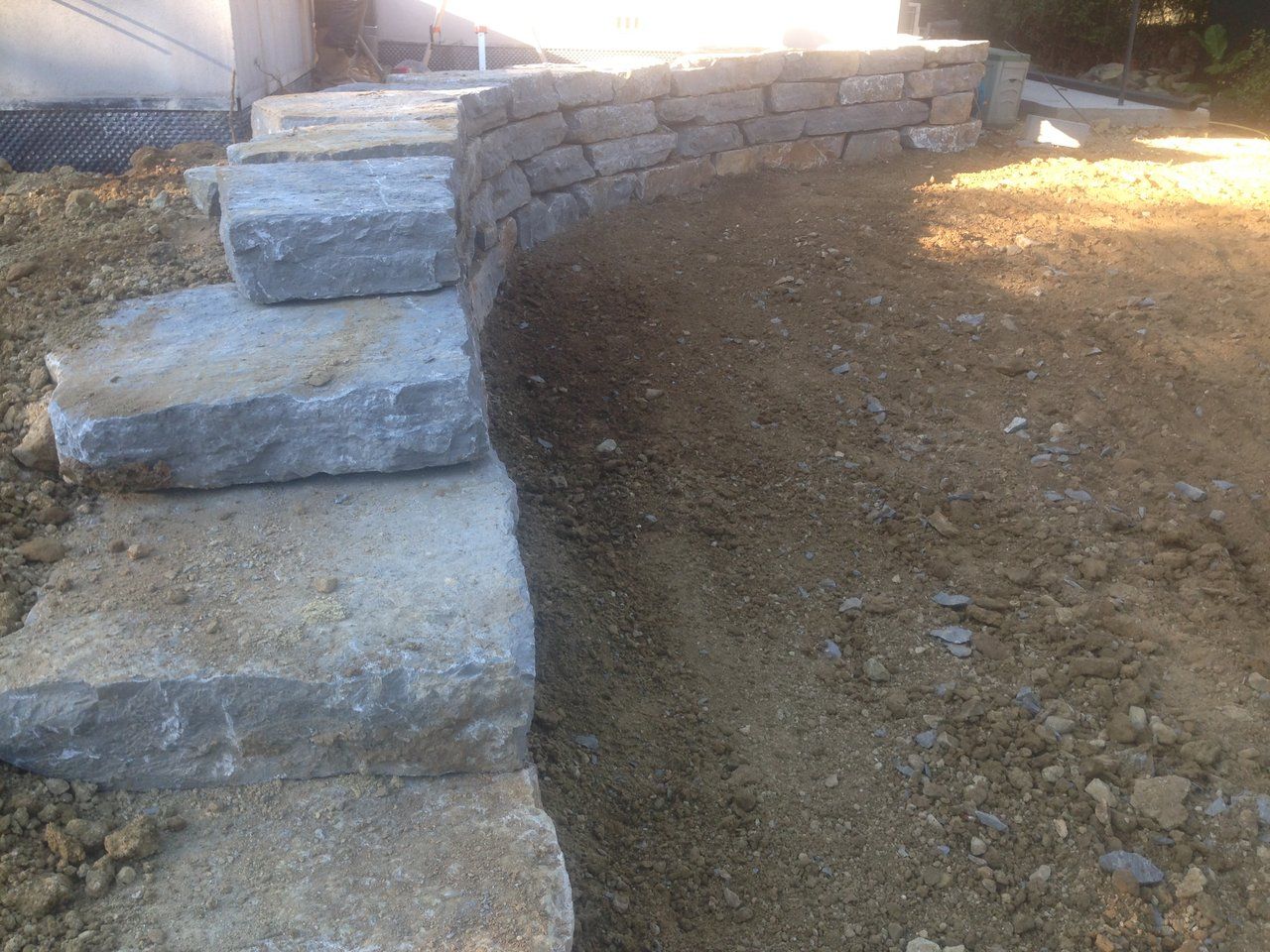 Escalier en blocs de pierre aménagé dans un talus