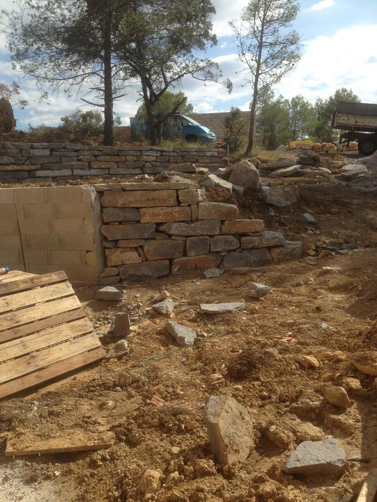 Mur en pierres sur un talus