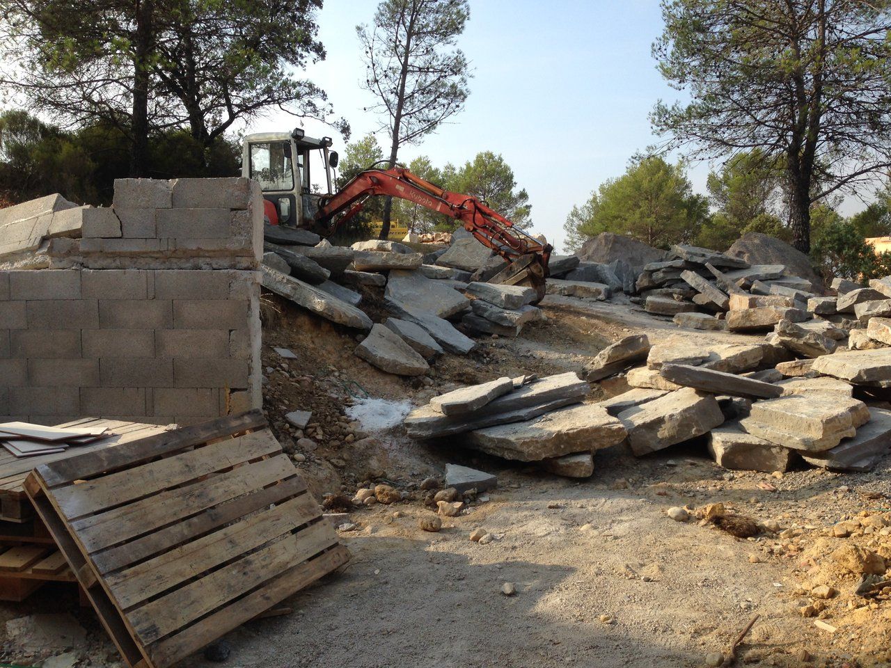 Pierres et palettes sur un chantier d’enrochement