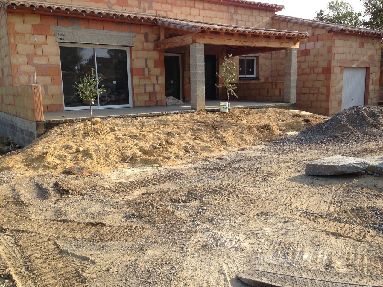 Plate-forme terrassée devant une maison en construction