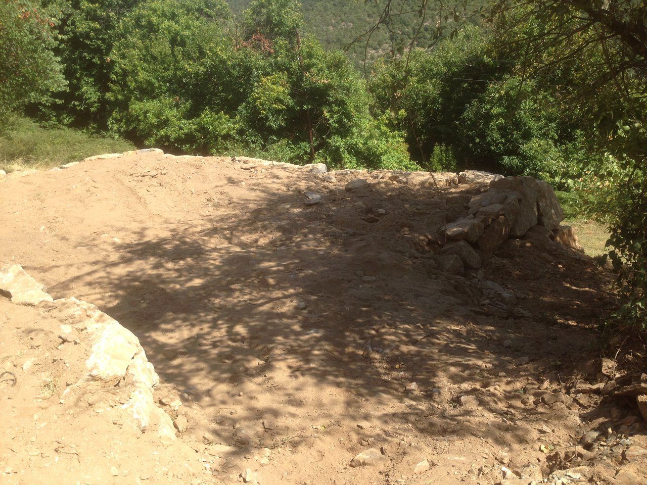 Talus de terre terrassé, vue rapprochée