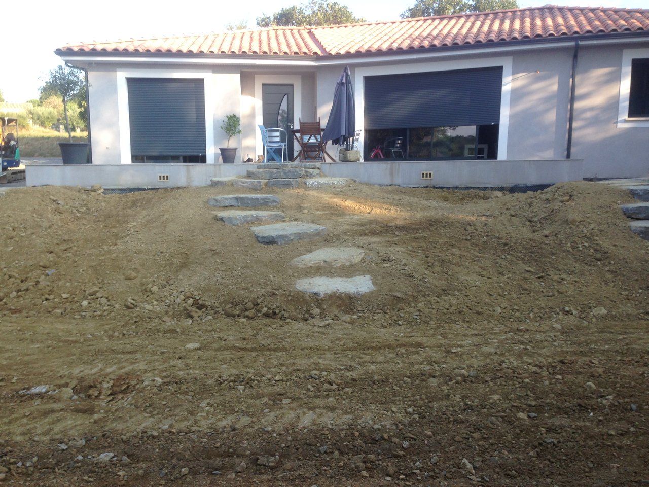 Terrain terrassé devant une maison, avec pas japonais