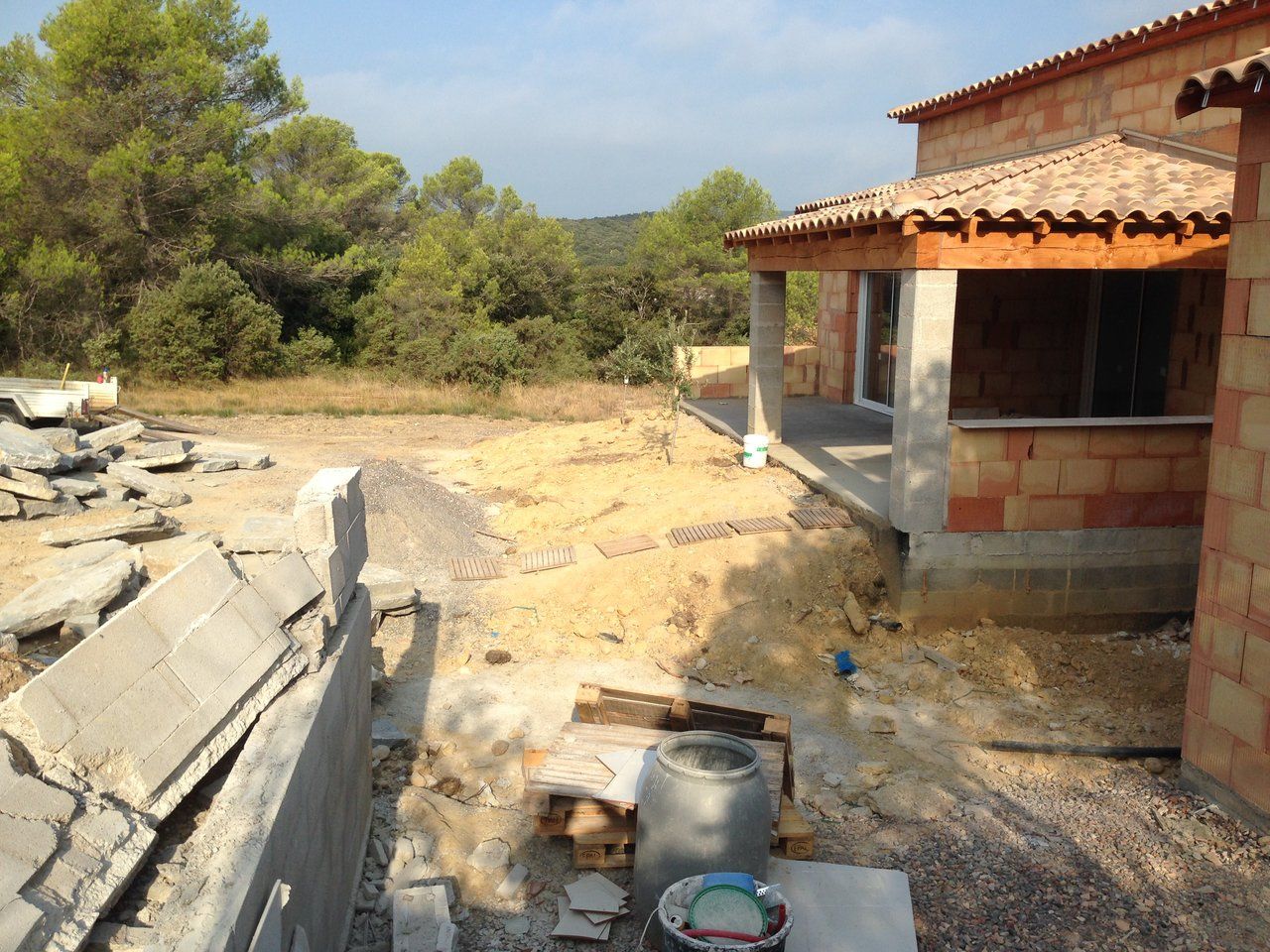 Pierres d’enrochement devant la terrasse d’une maison en construction